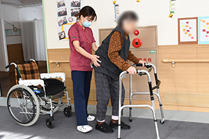 介護老人保健施設アゼリア　歩行器を使用した歩行練習の様子