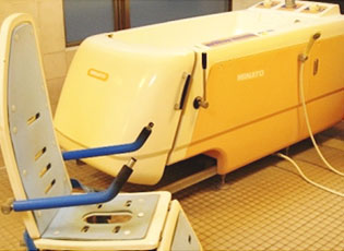 介護老人保健施設アゼリア　浴室　特殊浴槽（車椅子）