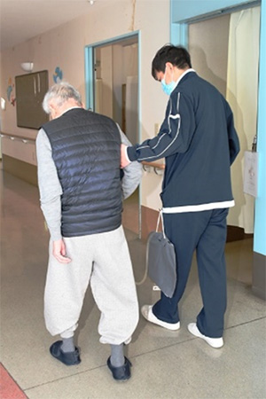 介護老人保健施設アゼリア　杖を使用した歩行練習の様子